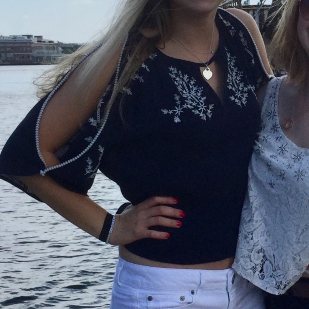 HOLLISTER SHIRT WITH WHITE STITCHING